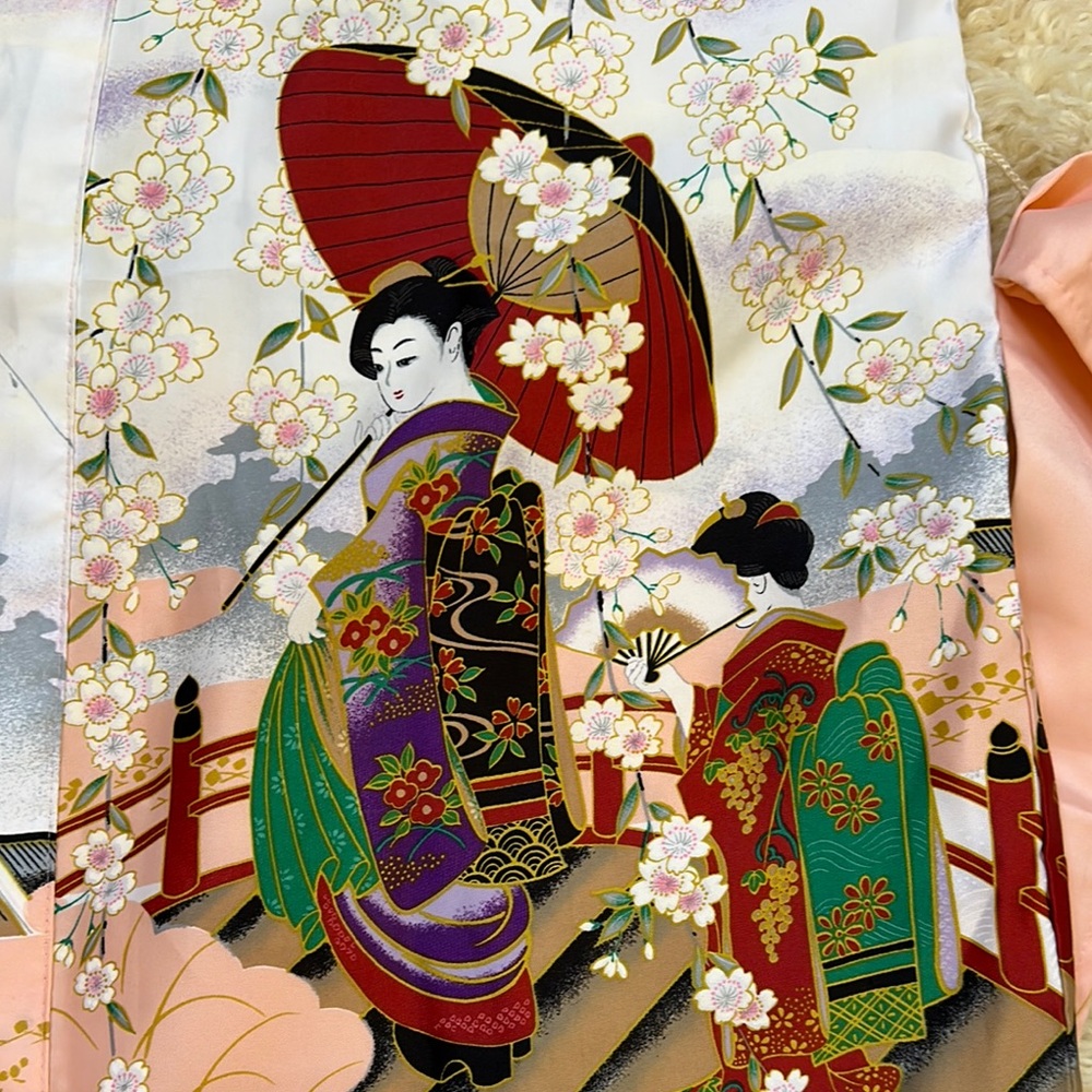 Vintage-Inspired Peach Floral Kimono Jacket with Geisha Motif - Picture 6 of 7